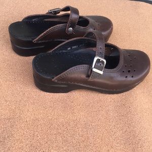 Sanita brown open clogs